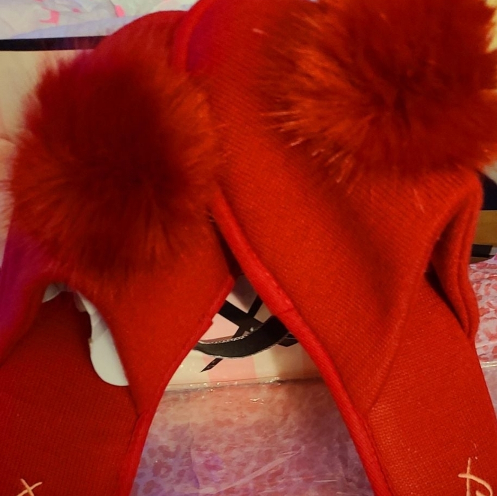 VICTORIA'S SECRET HOUSE SLIPPERS